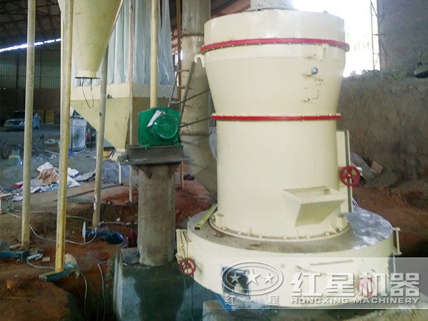 擺式磨粉機客戶現(xiàn)場安裝前 擺式磨粉機客戶現(xiàn)場安裝前