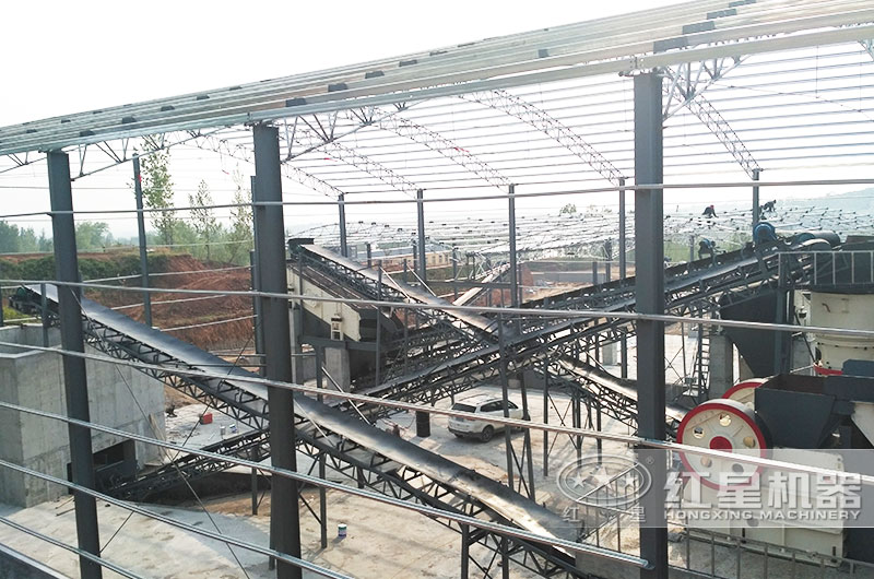 300-400噸石子破碎現(xiàn)場(chǎng),粉塵少 300-400噸石子破碎現(xiàn)場(chǎng),粉塵少