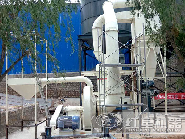 滑石粉磨粉加工現(xiàn)場(chǎng) 滑石粉磨粉加工現(xiàn)場(chǎng)