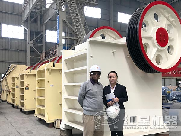 銻礦顎式破碎機客戶合影 銻礦顎式破碎機客戶合影