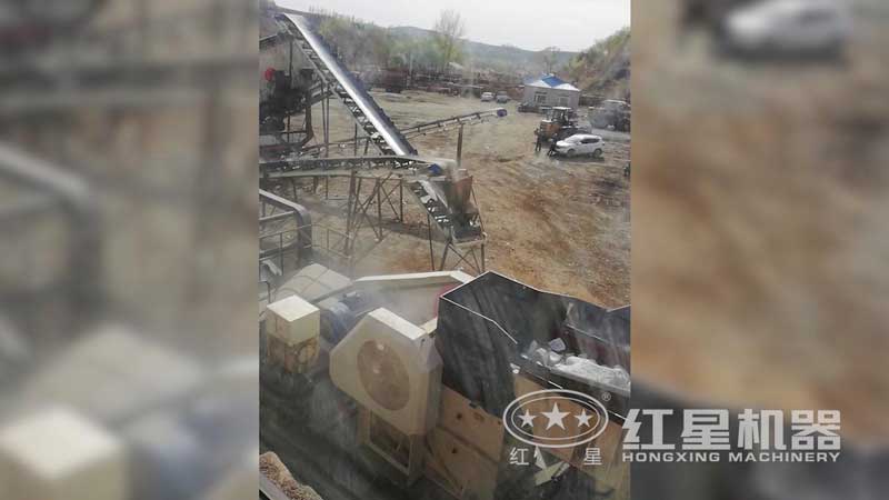 青石移動破碎站現(xiàn)場，出料均勻，運行平穩(wěn)