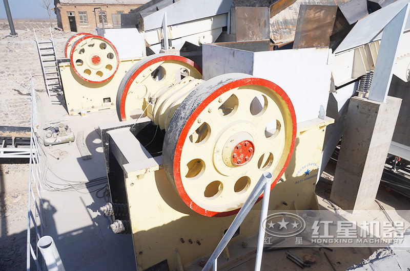 日產(chǎn)1000噸青石破碎生產(chǎn)線現(xiàn)場:顎破機(jī)進(jìn)料 日產(chǎn)1000噸青石破碎生產(chǎn)線現(xiàn)場:顎破機(jī)進(jìn)料