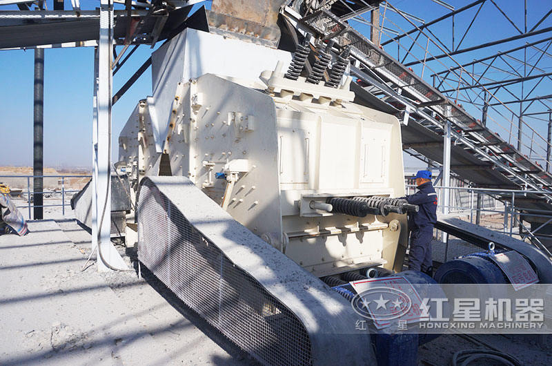 日產(chǎn)1000噸青石破碎生產(chǎn)線現(xiàn)場:反擊破 日產(chǎn)1000噸青石破碎生產(chǎn)線現(xiàn)場:反擊破