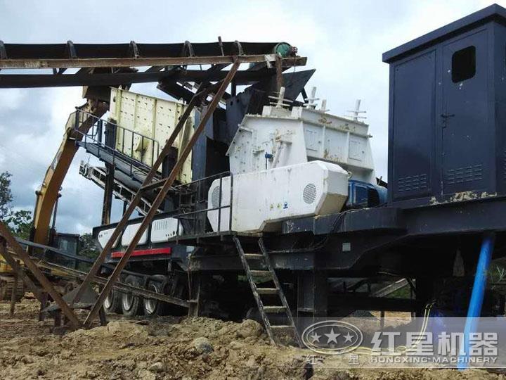 山東反擊式移動破碎站生產現場 山東反擊式移動破碎站生產現場