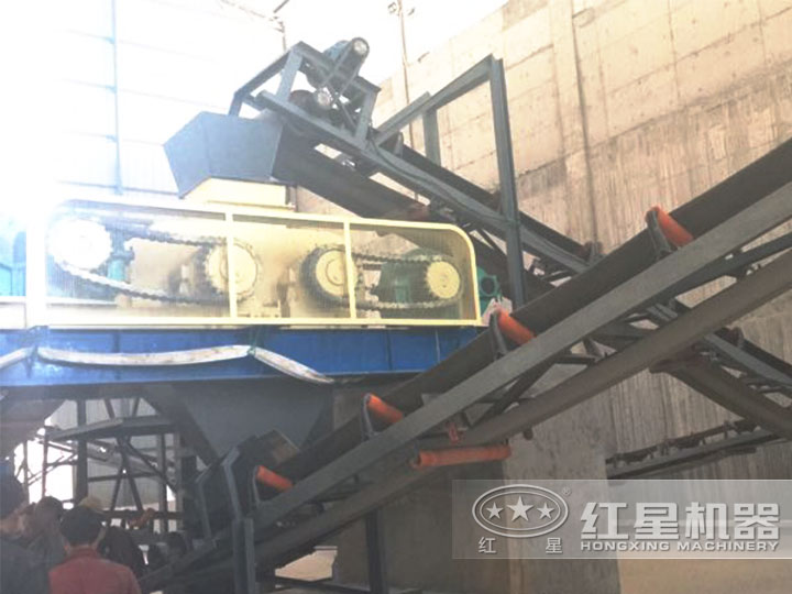 對輥式碎石機作業現場 對輥式碎石機作業現場