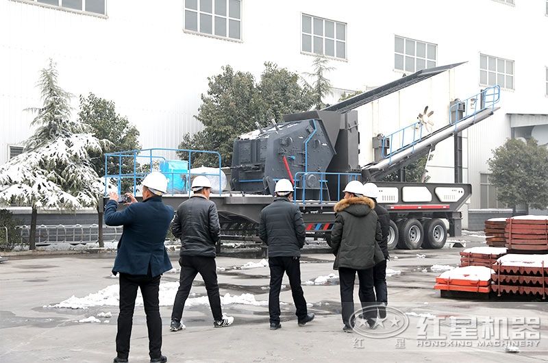 車載流動碎石機廠家價格實惠，客戶現場參觀