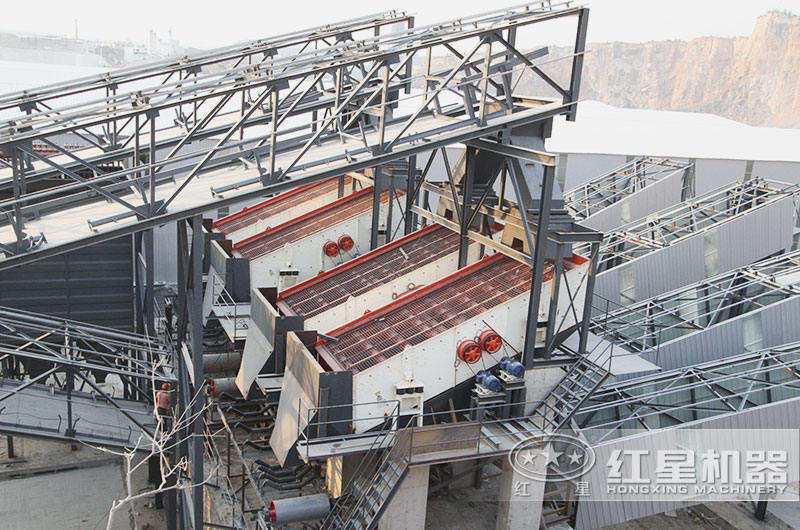 日產1.5萬噸河卵石制砂生產線現場：振動篩特點，可篩分多種成品料 