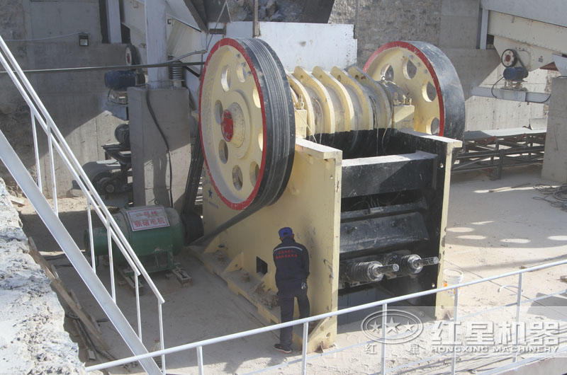 時(shí)產(chǎn)500噸石灰石制砂生產(chǎn)線(xiàn):顎式破碎機(jī)