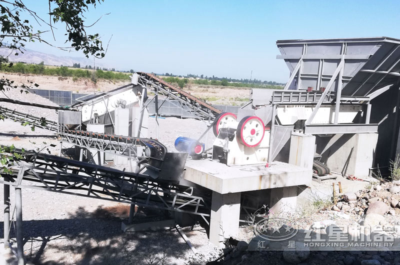 小型砂石加工生產(chǎn)現(xiàn)場 小型砂石加工生產(chǎn)現(xiàn)場