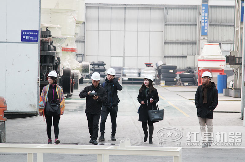 規(guī)模化設備廠房，提供立式復合破碎機免費咨詢