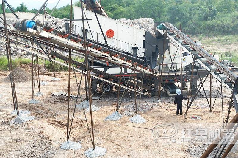 四川巴中客戶移動錘式破碎機作業(yè)現(xiàn)場 四川巴中客戶移動錘式破碎機作業(yè)現(xiàn)場