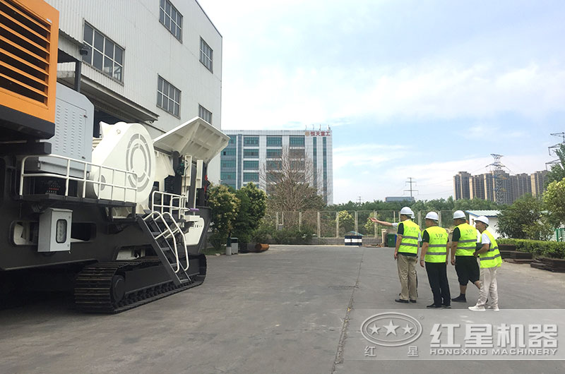 客戶(hù)來(lái)廠考察移動(dòng)制沙機(jī) 客戶(hù)來(lái)廠考察移動(dòng)制沙機(jī)