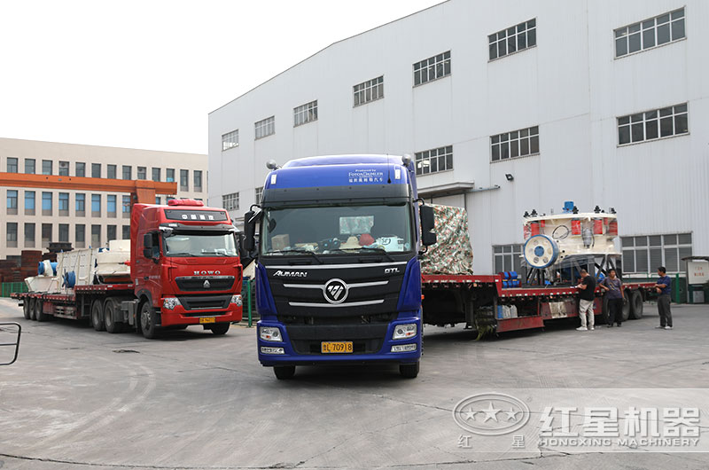 液壓巖石破碎機設備發(fā)貨中 液壓巖石破碎機設備發(fā)貨中