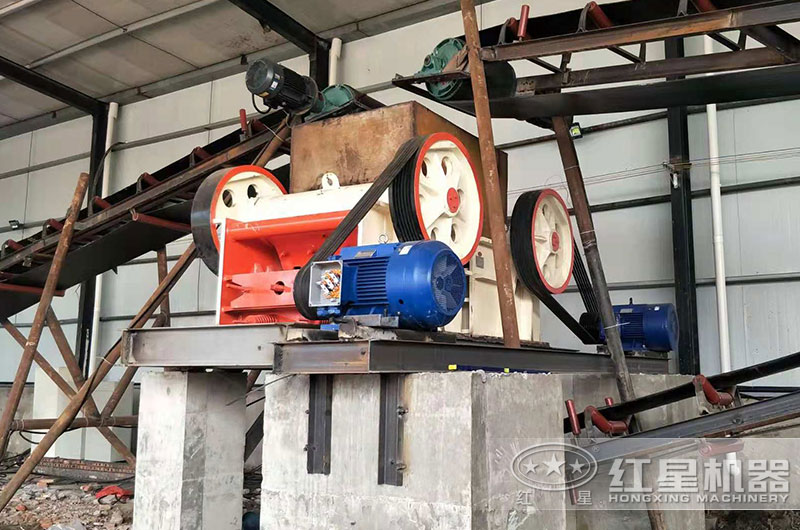 250x1200顎式破碎機(jī)工作現(xiàn)場(chǎng)圖片 250x1200顎式破碎機(jī)工作現(xiàn)場(chǎng)圖片