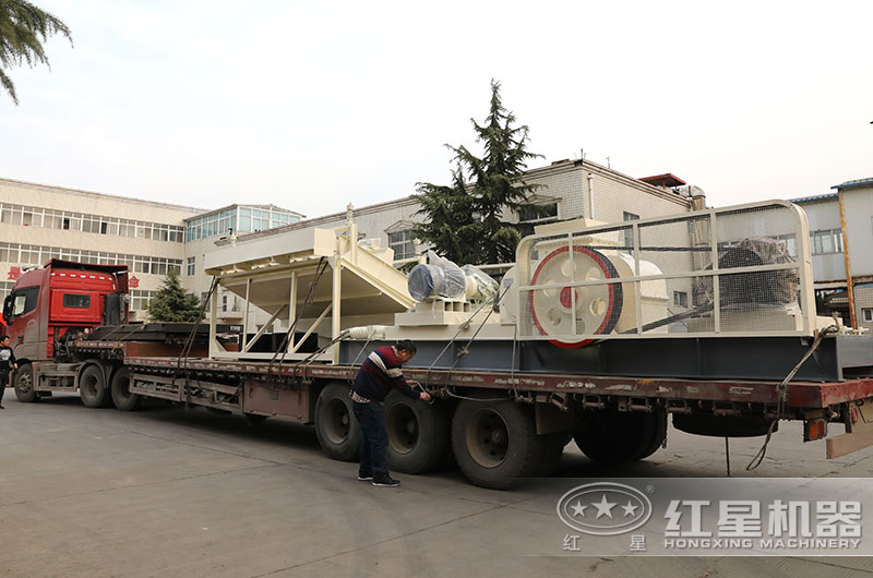 對輥破碎機發(fā)往客戶現場 對輥破碎機發(fā)往客戶現場