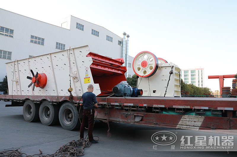 小型鄂式碎石機裝車發貨 小型鄂式碎石機裝車發貨