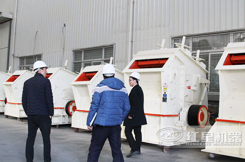 客戶來(lái)廠參觀青石碎石設(shè)備 客戶來(lái)廠參觀青石碎石設(shè)備