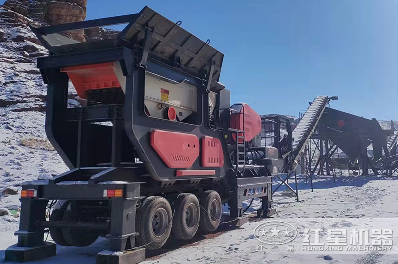 輪胎式移動(dòng)破碎機(jī)現(xiàn)場(chǎng) 輪胎式移動(dòng)破碎機(jī)現(xiàn)場(chǎng)