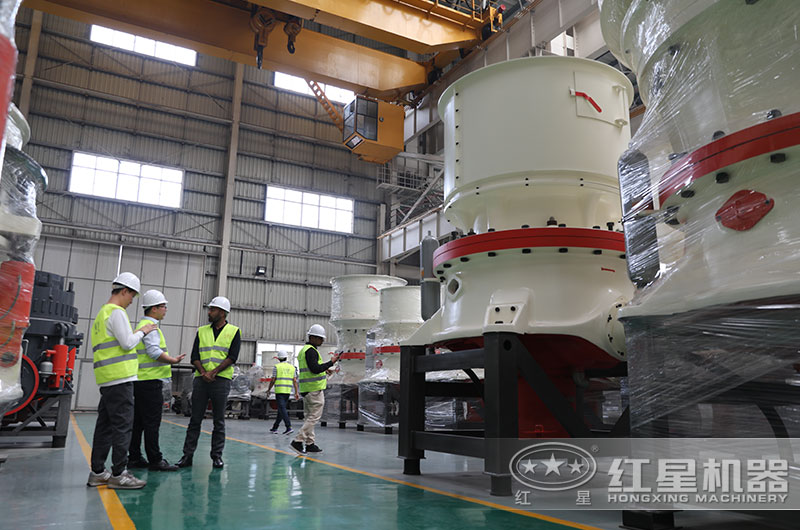 客戶(hù)來(lái)廠考察大型破碎機(jī)設(shè)備 客戶(hù)來(lái)廠考察大型破碎機(jī)設(shè)備