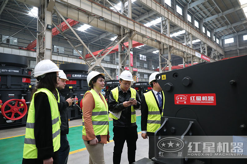 客戶來廠考察鄂破機設備 客戶來廠考察鄂破機設備