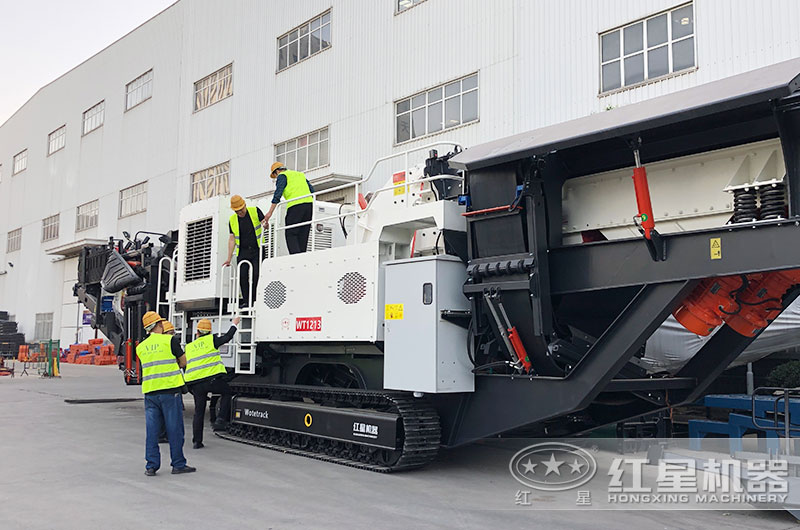 客戶來廠考察移動(dòng)碎石機(jī)設(shè)備 客戶來廠考察移動(dòng)碎石機(jī)設(shè)備