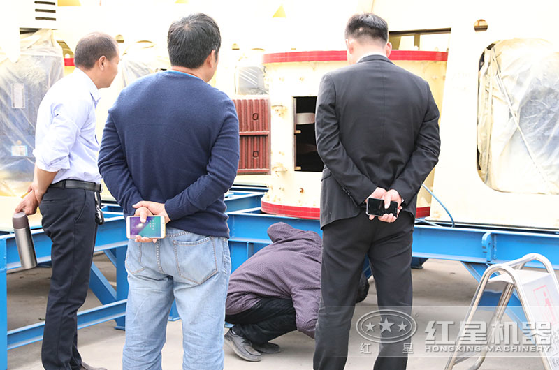 客戶來廠考察復(fù)合破碎機(jī)設(shè)備 客戶來廠考察復(fù)合破碎機(jī)設(shè)備