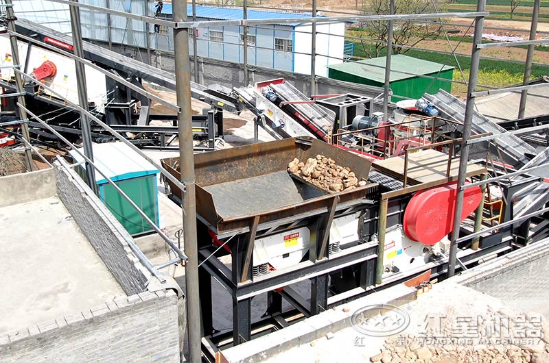 河卵石破碎加工現(xiàn)場 河卵石破碎加工現(xiàn)場