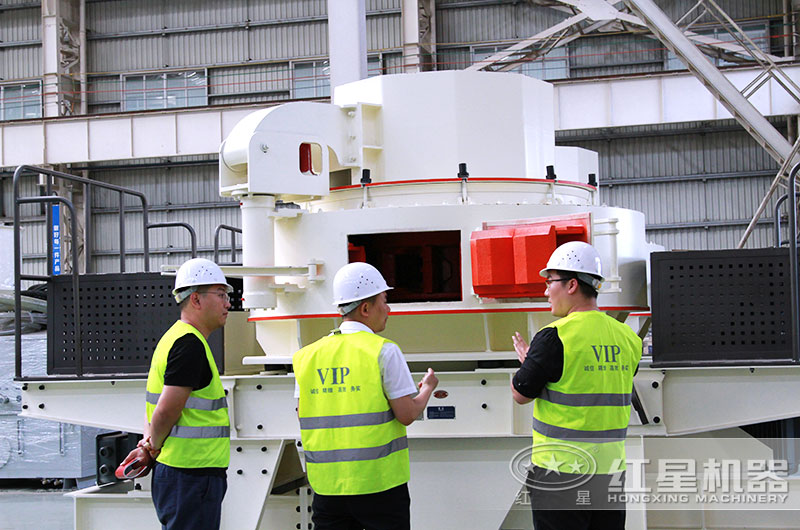 客戶(hù)來(lái)廠參觀石頭制砂機(jī)設(shè)備