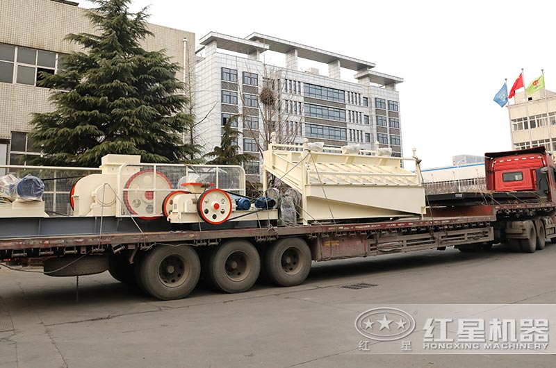 對(duì)輥制砂機(jī)裝車(chē)發(fā)貨中 對(duì)輥制砂機(jī)裝車(chē)發(fā)貨中